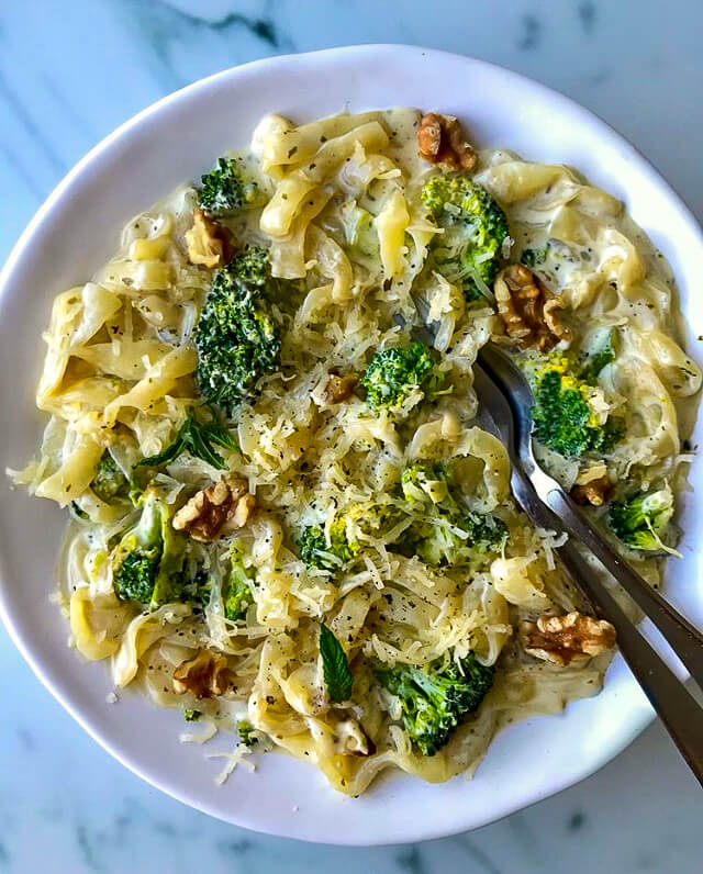 Krämig broccoli-ädelostpasta á la @hopemalin - Root Pasta